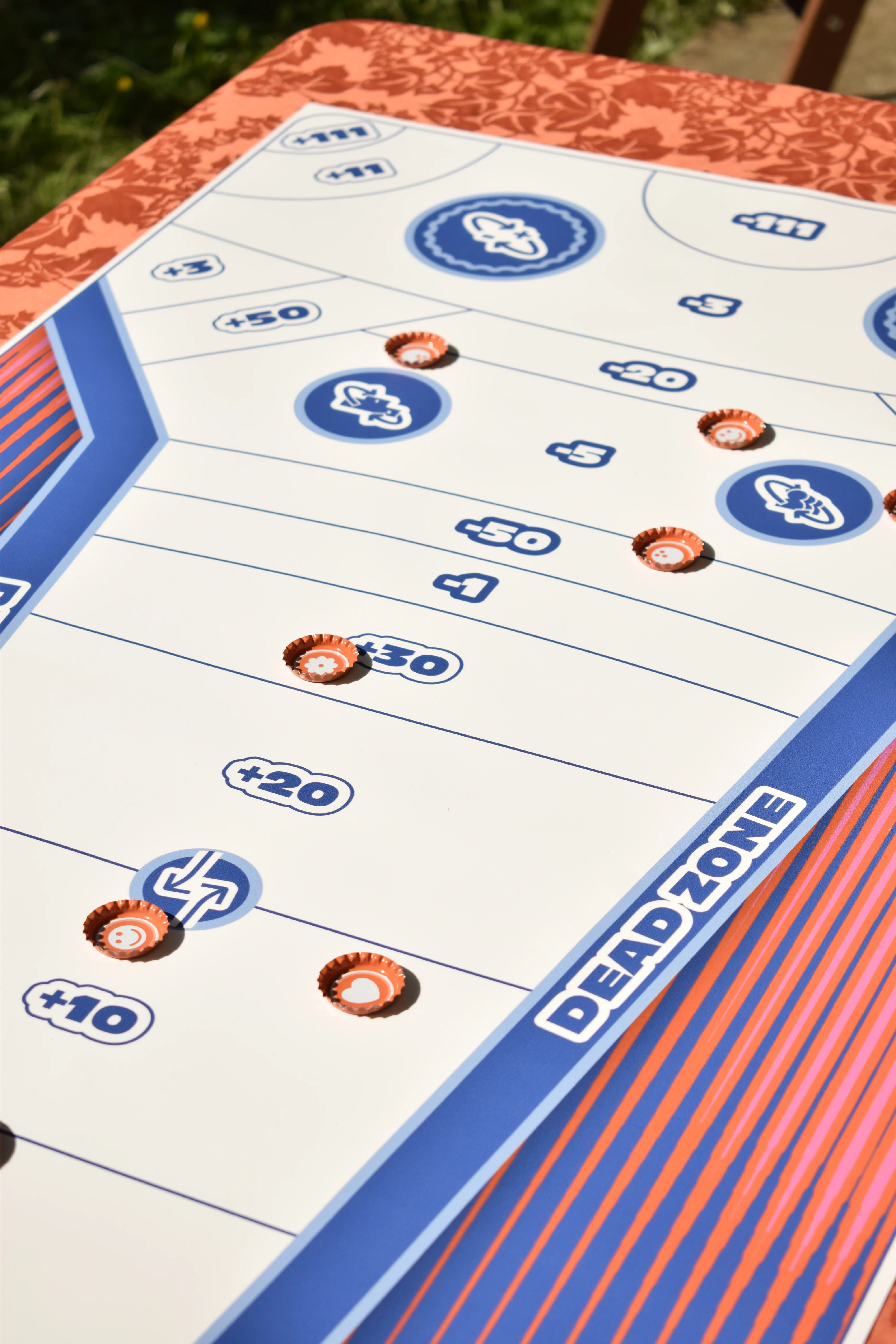 La nouvelle édition du jeu d'adresse, d'ambiance et de précision Le 111, créé par UN SEAU ET DU SABLE, la maison de création et d'édition de jeux authentiques et fédérateurs