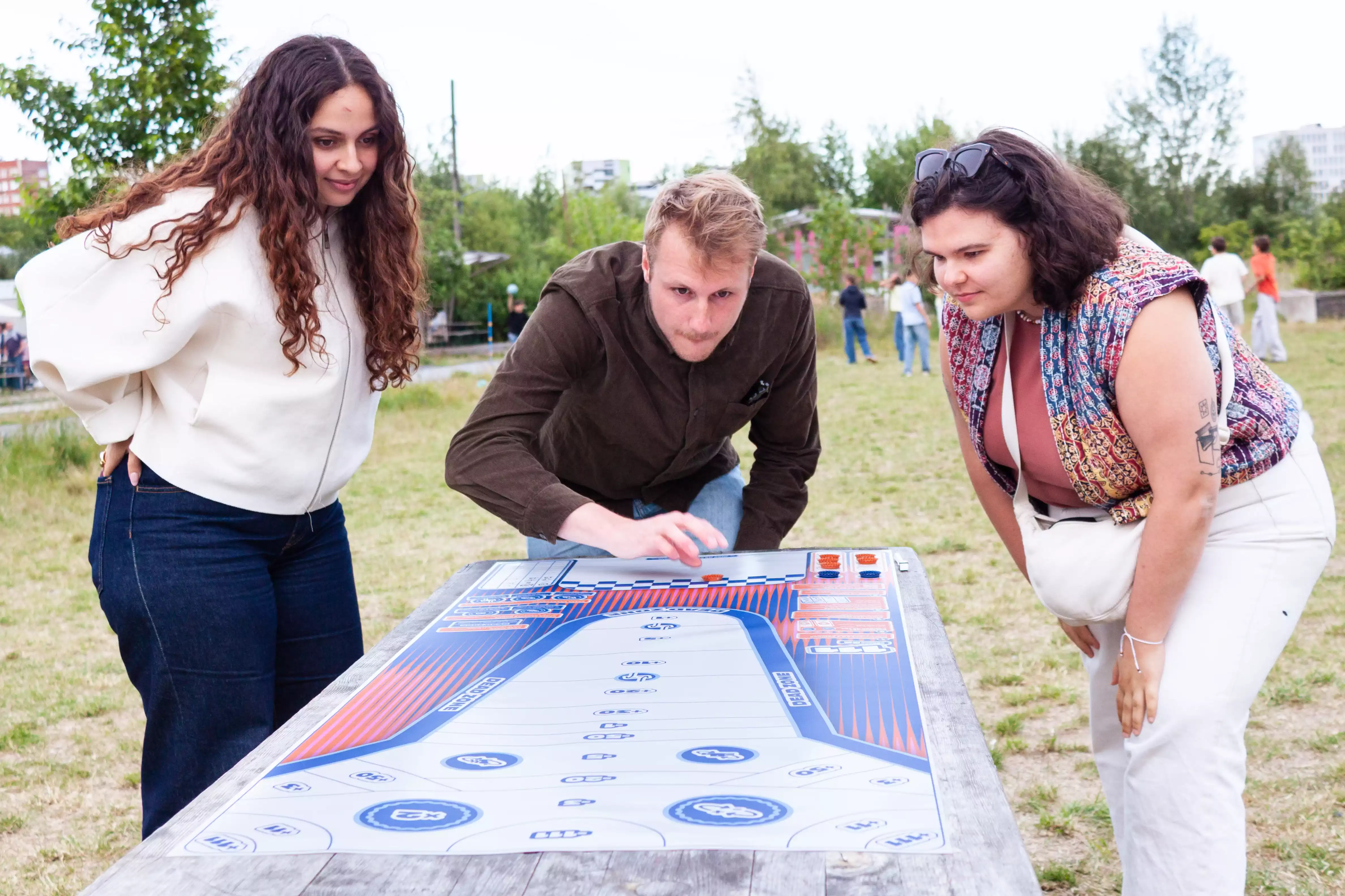 La nouvelle édition du jeu d'adresse, d'ambiance et de précision Le 111, créé par UN SEAU ET DU SABLE, la maison de création et d'édition de jeux authentiques et fédérateurs