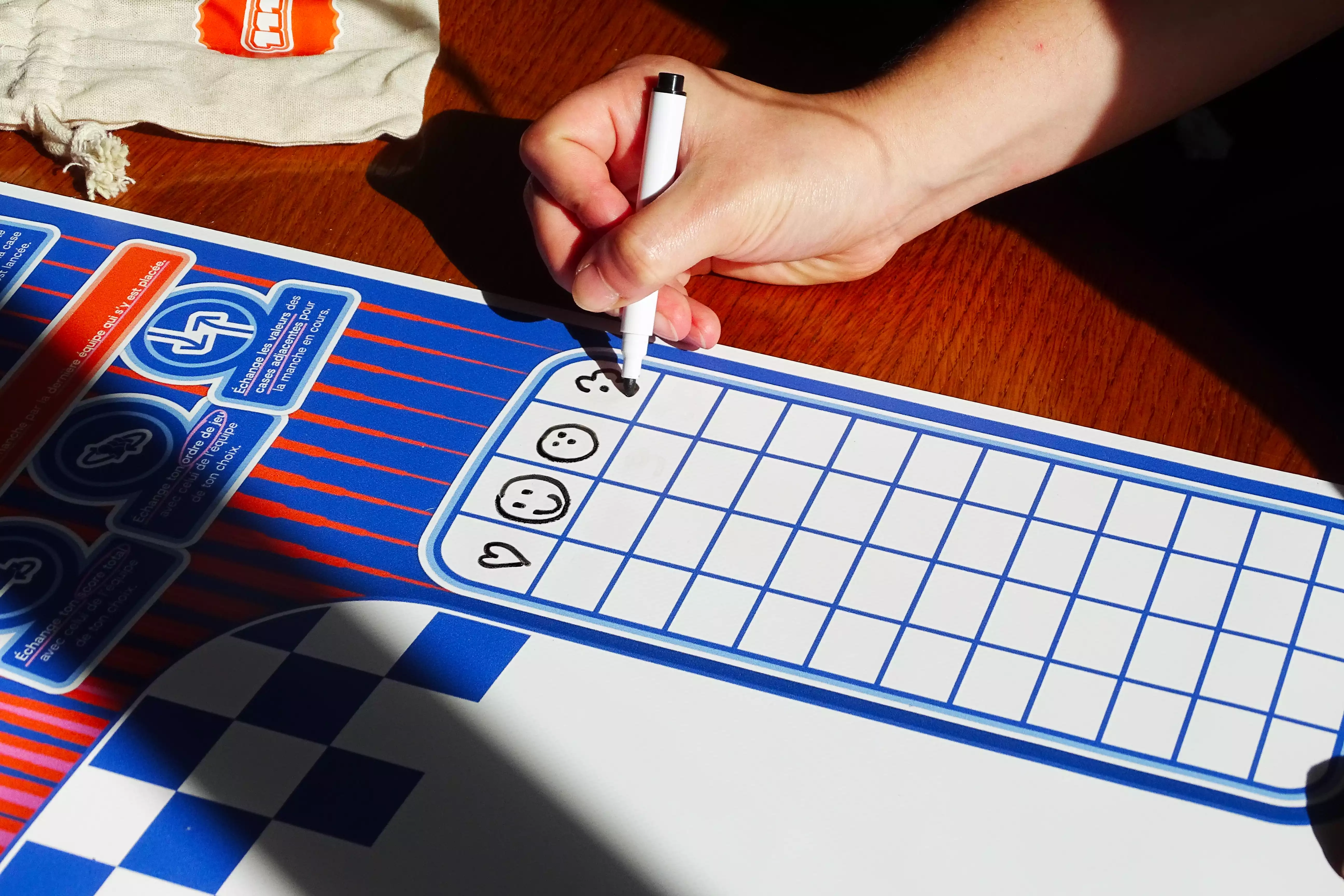 La nouvelle édition du jeu d'adresse, d'ambiance et de précision Le 111, créé par UN SEAU ET DU SABLE, la maison de création et d'édition de jeux authentiques et fédérateurs