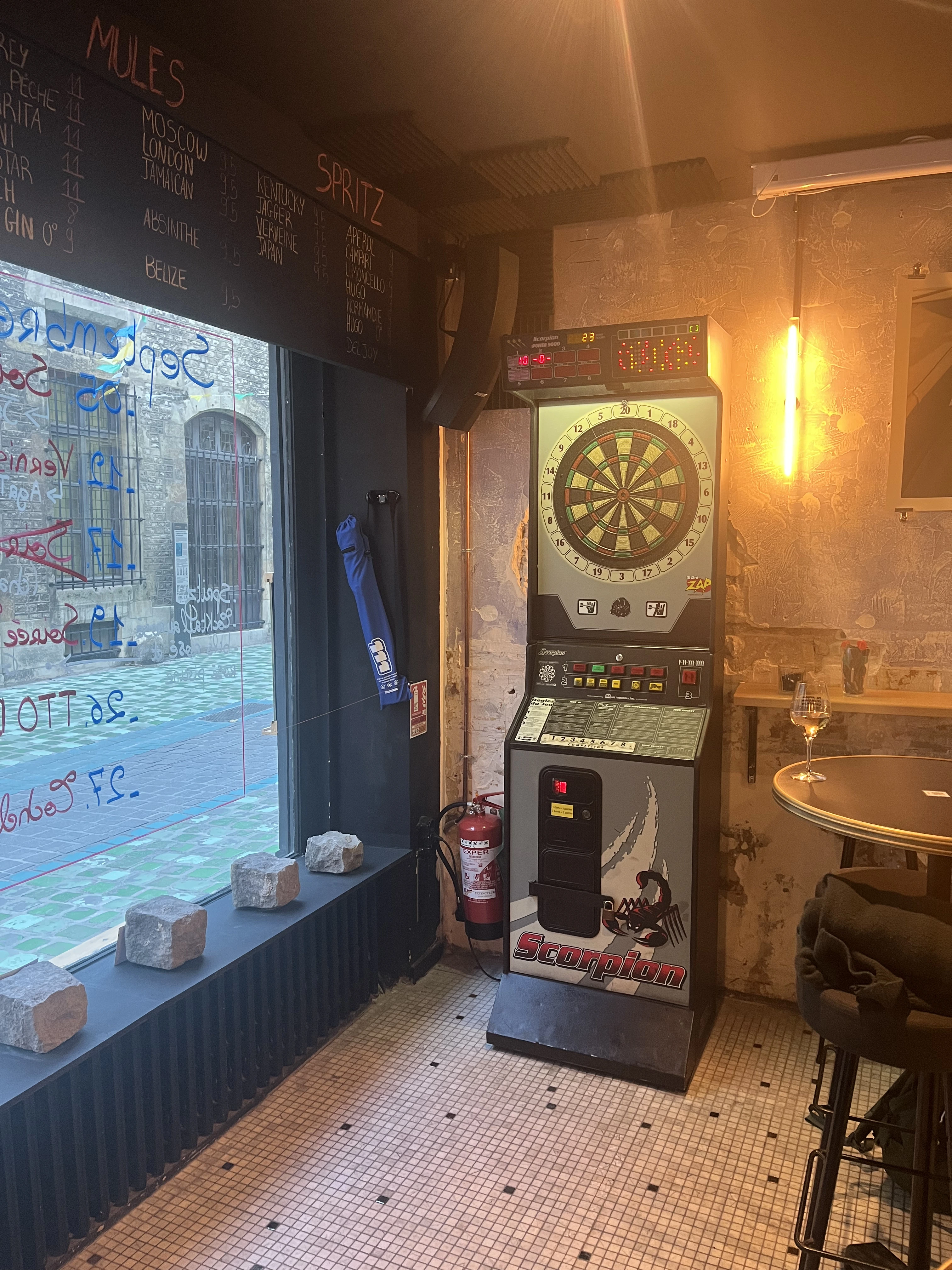 Le Pavé, Bar, Bar d'ambiance, Fléchettes, Bières, soirée jeux, Jeux d'adresse, Jeux de société, J2S, Le 111, 111, US&DS, un seau et du sable