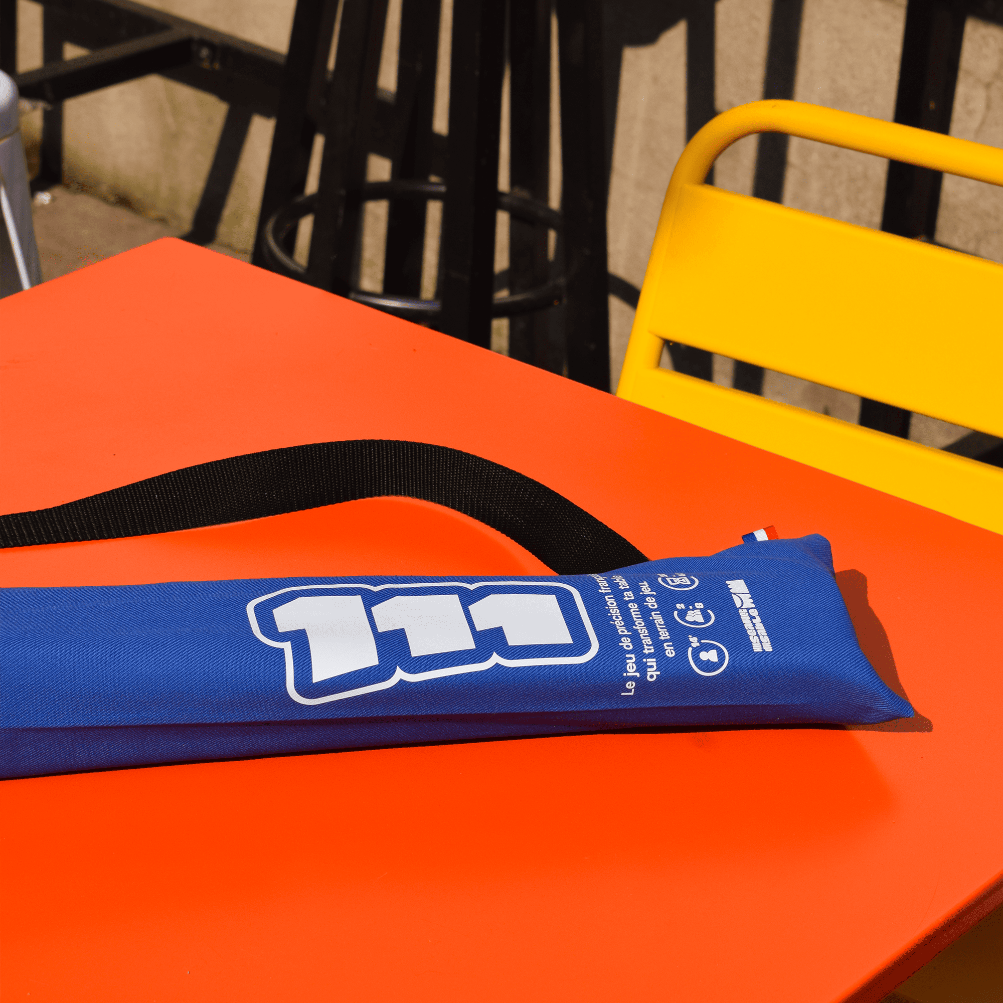 La sacoche du jeu 111 au soleil, un jeu d'ambiance parfait pour amener au bar, au parc ou à la plage